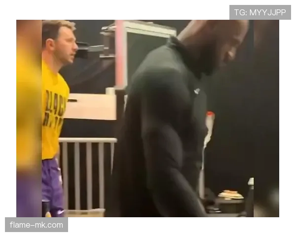 足球明星合影引关注,众球星同框展现赛场外风采 足球明星合影引关注,众球星同框展现赛场外风采