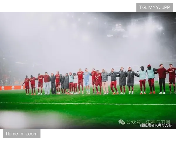 足球现场照片：赛事激烈交锋瞬间高清实拍